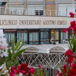 Papa al Gemelli, decorso regolare: ha fatto colazione e ha camminato