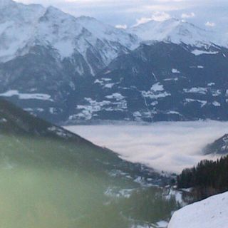 Domenica 23 dicembre ore 8,30: una suggestiva immagine di Aosta vista dal panorama di Doues e, sotto, la visibilità in corso Ivrea alle 8