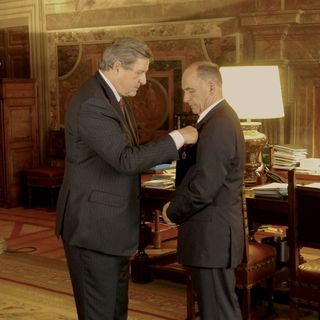 Les insignes d’officier de la Légion d’Honneur ont été remis au Président Augusto Rollandin