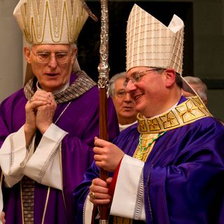 A destra Mons. Franco Lovignana, Vescovo di Aosta, con il suo predecessore Mons. Giuseppe Anfossi.