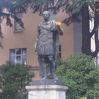 Giulio Cesare con la spugna in mano, ma il Comune fa finta di niente