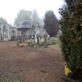 Uno scorcio del cimitero di Sant'Orso, pochissimi vasi di fiori freschi e clima di abbandono