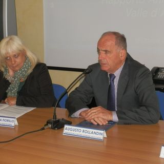 Il direttore regionale dell'Inail Maria Valeria Fiorillo e il presidente della Regione Augusto Rollandin durante la presentazione del Rapporto. In basso, autorità e pubblico presenti all'incontro