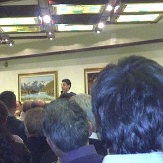 Laurent Viérin spiega ai convenuti all'assemblea di Fenis le ragioni della scissione (Fonte Konrad M.)