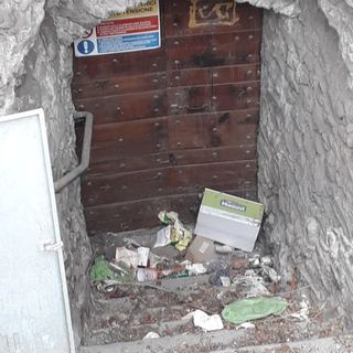 Siringhe usate e immondizie in uno spazio di accesso alla Torre del Lebbroso di Aosta