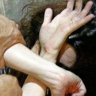 Pesta a sangue la madre in pieno giorno in una via di Aosta