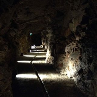 Tratto da: http://www.lovevda.it/it/banca-dati/7/geositi-e-miniere/brusson/la-miniera-d-oro-chamousira/2932