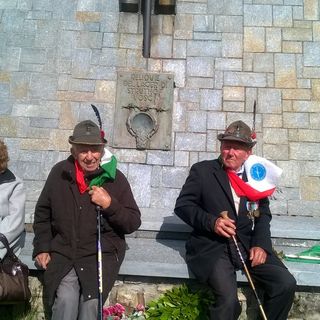 Nella foto al monumento del Piccolo San Bernardo: al centro Bruno Nigra tra la moglie Giovanna e l'amico di sempre Carlo Guaramonti