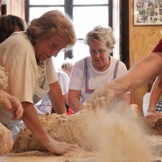 Le impastatrici (foto repertorio)
