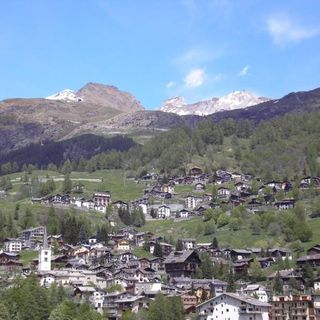 Panorama Valtournenche (fonte http://www.lovevda.it). In basso Massimo Chatrian, assessore comunale al turismo