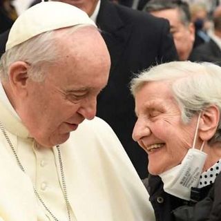 Papa Francesco saluta una anziana