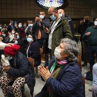 Il Papa festeggia l'onomastico con poveri e senzatetto in fila per il vaccino