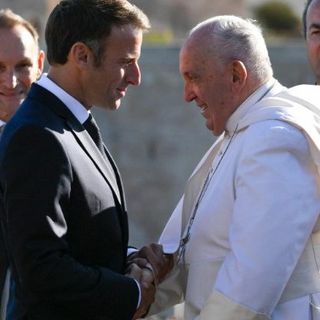 Il saluto tra il Papa e il presidente Macron
