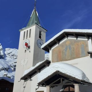 Il parroco alpinista del Breuil scala chiesa e campanile per sgombrare la neve