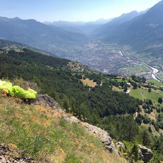Il parapendio è caduto quasi sul ciglio di una scarpata