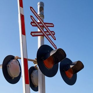 Passaggio a livello resta aperto, linea Aosta-Ivrea in tilt