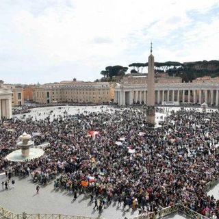PAPA: Togliere la pietra dai sepolcri dei nostri problemi e tornare a vivere