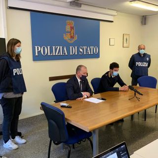 Al centro il questore di Aosta, Ivo Morelli e il commissario capo Francesco Filograno durante la conferenza stampa