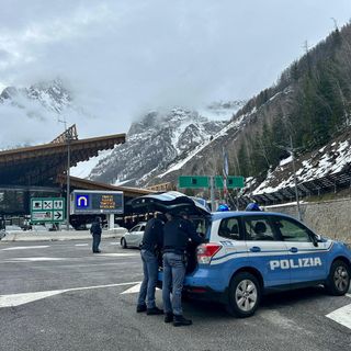 Polizia di frontiera al traforo del Monte Bianco