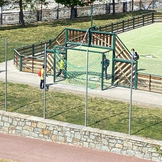 Corvée dei bambini al parco giochi di Pont-St-Martin