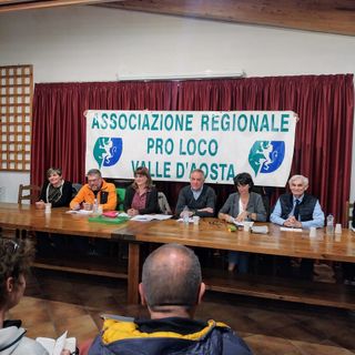 Al centro l'assessore Giulio Grosjacques, a sn la funzionaria Chatrian a ds Bertin accanto alla presidente Pericle Calgaro consigliere nazionale Unpli
