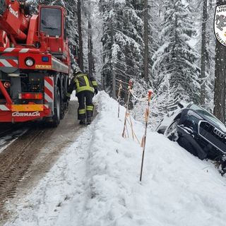 Vigili del Fuoco in azione per recuperare un'auto in località Hermitage (FOTO)