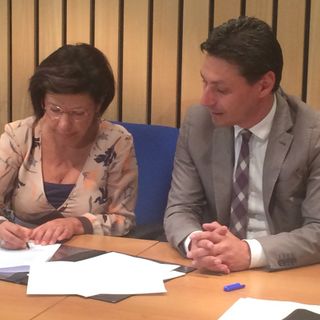 Il direttore dell'Agenzia delle Entrate, Maria Letizia Schillaci Ventura e l'assessore Laurent Vierin firmano il protocollo