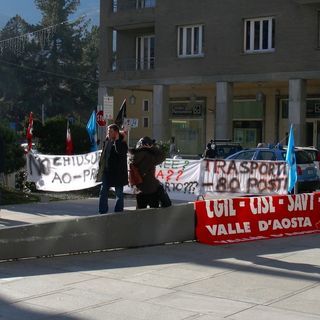 Presidio dei sindacati valdostani in piazza Deffeyes