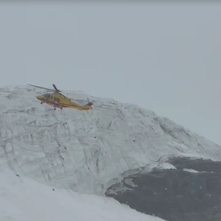 Il soccorso alpino in azione per recuperare l'infortunato