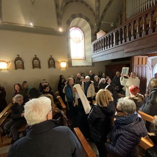 La novizia (velo bianco) che entra in Chiesa per la Professione monastica