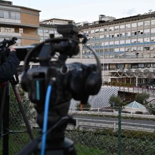 Telecamere puntate alle finestre dell'appartamento privato del Papa al Policlinico Gemelli Telecamere puntate alle finestre dell'appartamento privato del Papa al Policlinico Gemelli