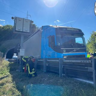Tir fuori strada intervengono i vigili del fuoco