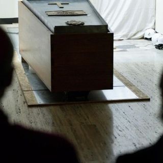 La tumulazione del feretro di Benedetto XVI nelle Grotte Vaticane, all'interno della Basilica di San Pietro  (VATICAN MEDIA Divisione Foto)