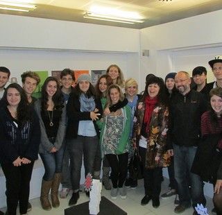 A sinistra la preside, Anna Maria Traversa, con alcuni studenti del Liceo artistico
