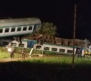 Qui e nel video del nostro collaboratore piemontese, il treno deragliato pochi minuti dopo l'incidente