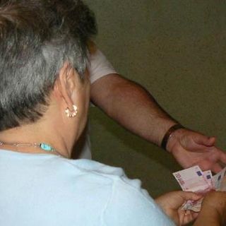 Gli anziani devono chiudere la porta in faccia a chi chiede loro denaro e allertare subito il 112 (foto di repertorio)