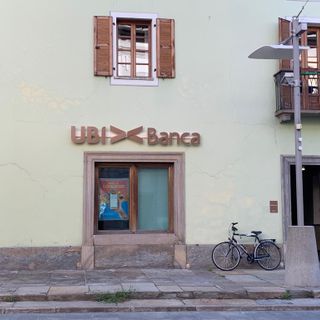 Ubi Banca entra in Intesa che ad Aosta manda via tutti tra lo sconcerto dei clienti