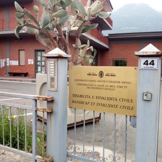 Nelle foto il biglietto da visita dell'Ufficio invalidi