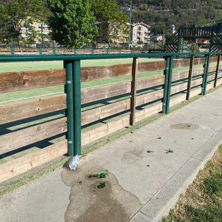 Pont-Saint-Martin: I bambini puliscono il parco poi arrivano i vandali a imbrattarlo