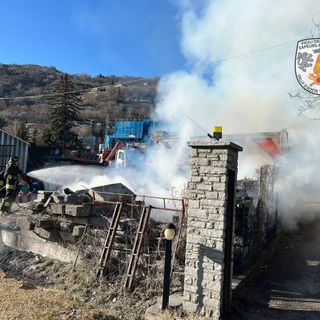 Incendio sterpaglie alla periferia nord di Aosta