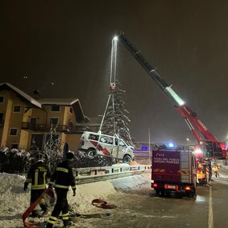 A Courmayeur furgone finisce nella Dora