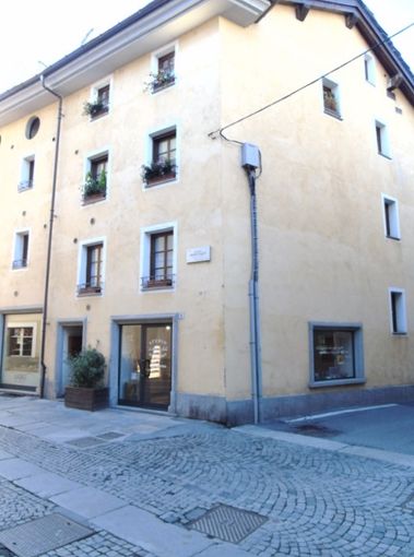 CASA SUBITO IN VALLE D'AOSTA: Negozio in vendita nel centro storico di Aosta, via Martinet