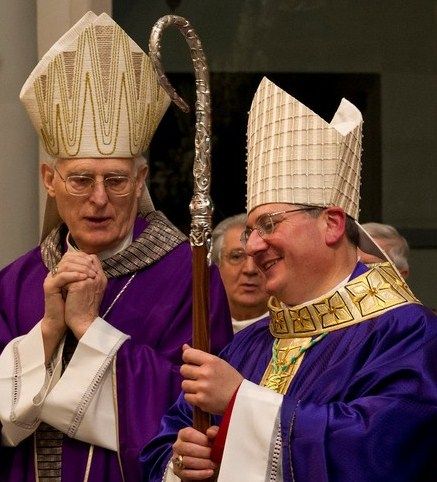 Mons. Giuseppe Anfossi (a sn), con il suo successore mons. Francovo Lovuignana vescovo di Aosta Mons. Giuseppe Anfossi (a sn), con il suo successore mons. Francovo Lovuignana vescovo di Aosta