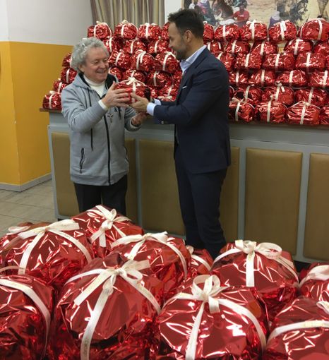 Don Adriano riceve i panettoni da Cristiano Bilucaglia