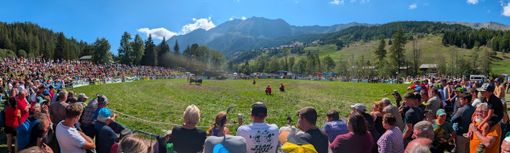Ayas, la tradizione delle Reines conquista Periasc: quasi 3.000 persone per una festa di territorio