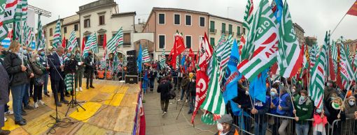 Mobilitazione Cgil Cisl Uil a Mestre. Sbarra: “Dalla piazza un messaggio positivo ma intransigente che invoca lavoro, sviluppo e coesione sociale”