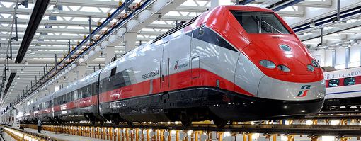 Nel Luglio 1986 la stazione di Aosta ospito’ un evento enorme per l’epoca ed oggi irripetibile ospitando un’infinita’ di mezzi sia FS che non e tutti funzionanti, si fecero molti treni a vapore, magari un po’ non fedeli alla realta’, e soprattutto una passerella di tutti i mezzi in movimento lungo la stazione in mezzo alla folla, oggi impensabile: ne cito solo alcuni: vapore: 422, 625, 685-Diesel 341, 342, 343, 345, 445-Elettrici: 626, 633, FNM-ferrovie minerarie di Cogne- Aln 663, 668, 772, 990 (tratto da lnx.informatica80.it)