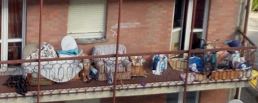 Aosta: L’indecente terrazzo di un condominio Arer Aosta: L’indecente terrazzo di un condominio Arer