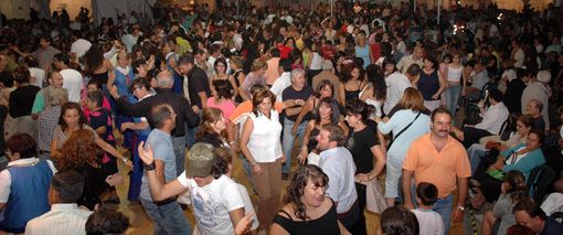 Folla danzante alla Festa dei Calabresi Folla danzante alla Festa dei Calabresi