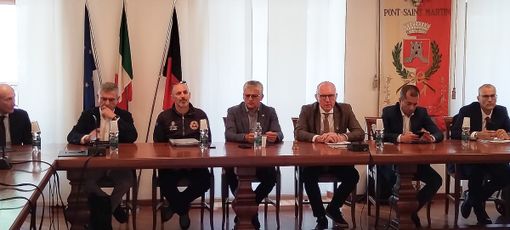 Al centro il presidente della Regione VdA, Renzo Testolin, alla sua destra Luigi Bertschy vice presidente della Regione Al centro il presidente della Regione VdA, Renzo Testolin, alla sua destra Luigi Bertschy vice presidente della Regione
